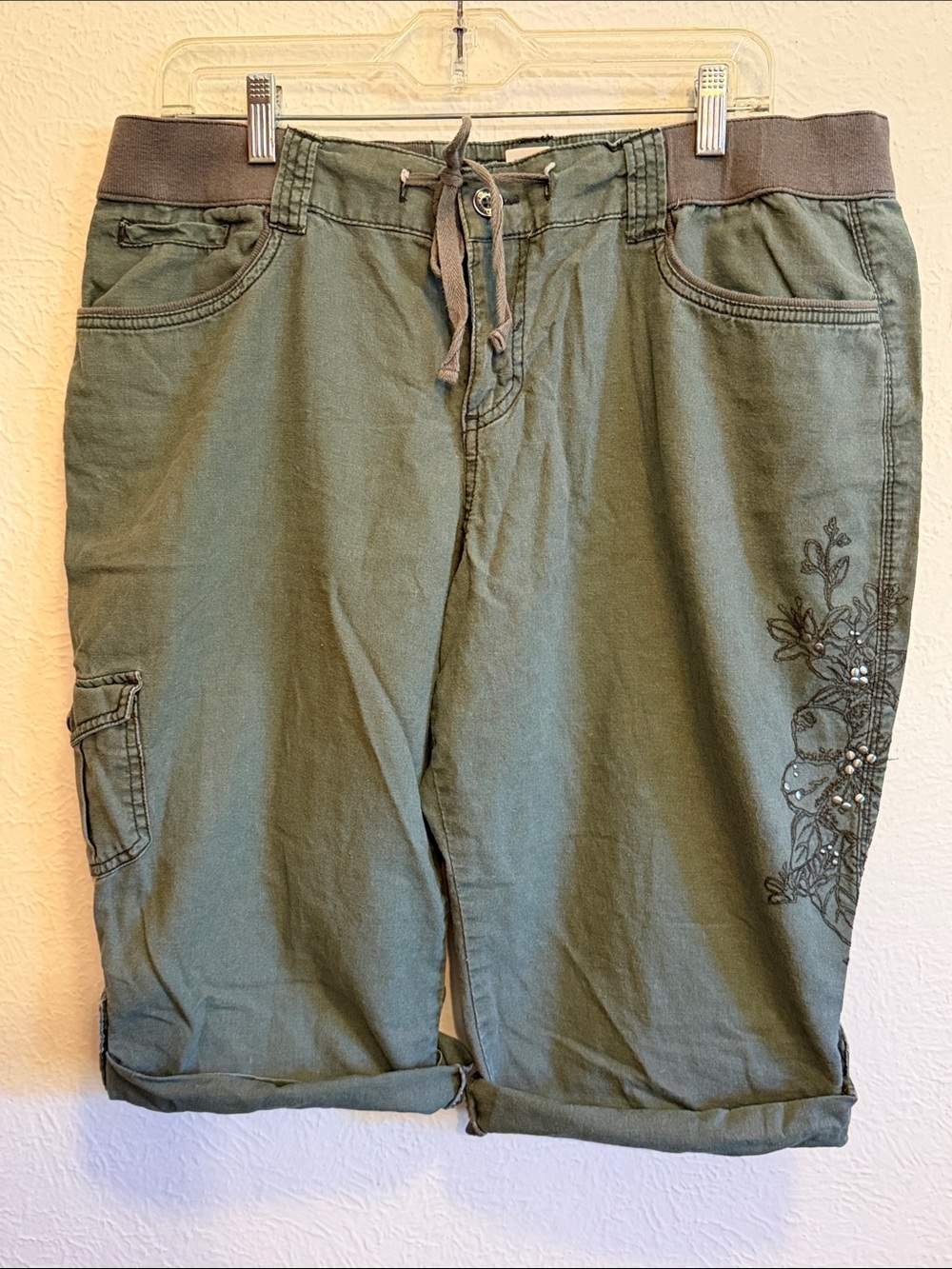 💕💕💕3 for 12$💕💕💕Olive Green Cargo Capris with Embroidered Detail-16